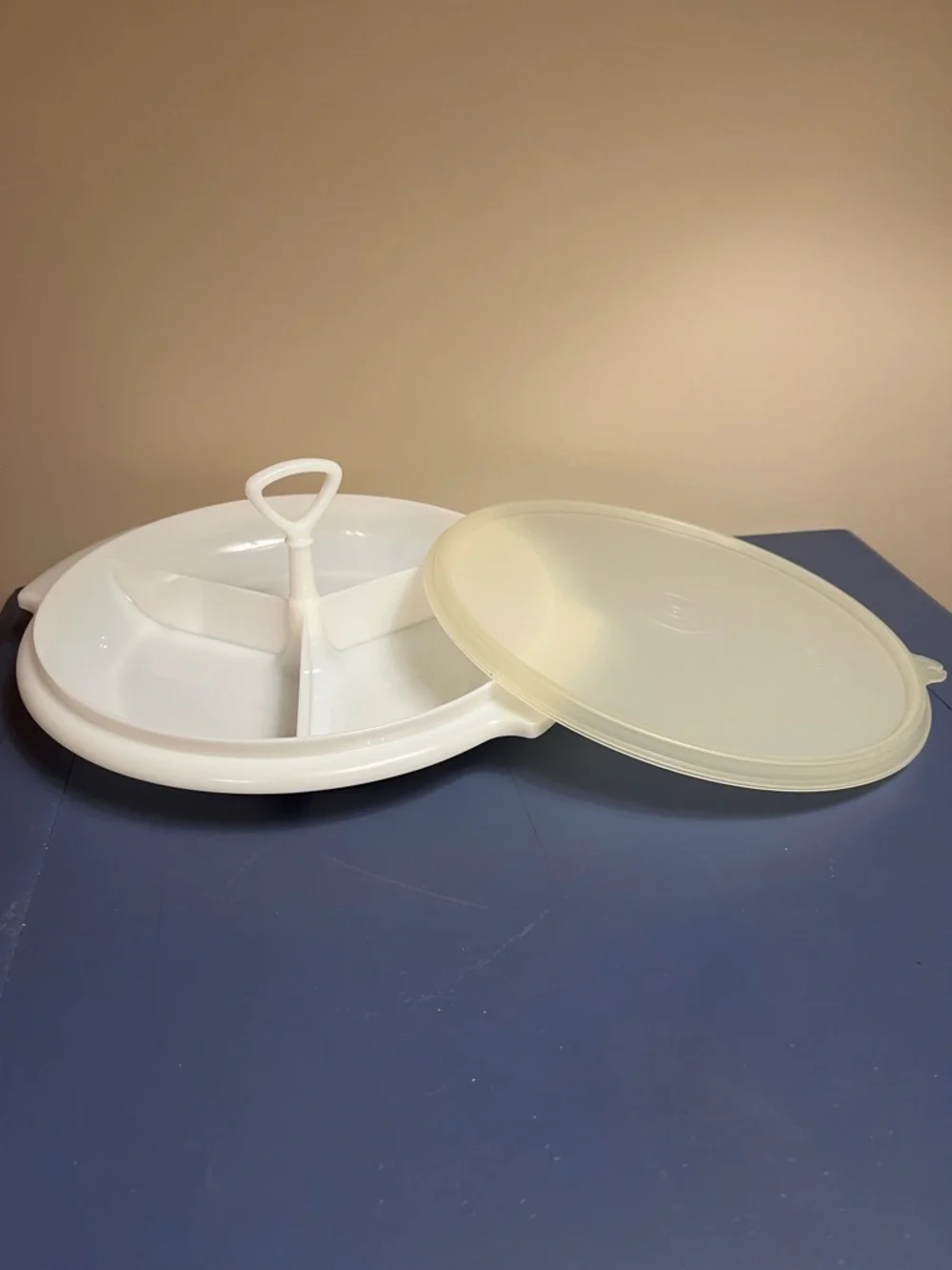 Tupperware 8 in Round Divided Serving Tray with Lid - White/Cream